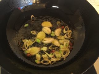 炖三道鳞,锅中放入适量的油，油热了加入配料，炒香