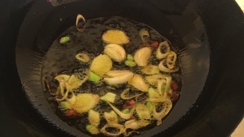 炖三道鳞,锅中放入适量的油，油热了加入配料，炒香