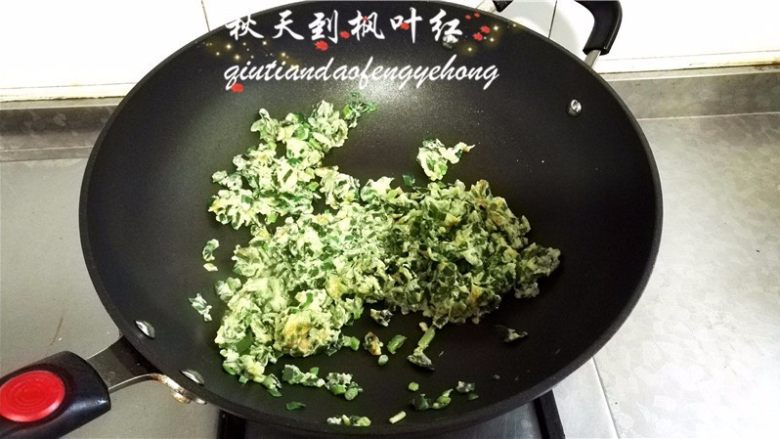 韭菜鸡蛋春卷,翻炒成熟即可出锅备用。