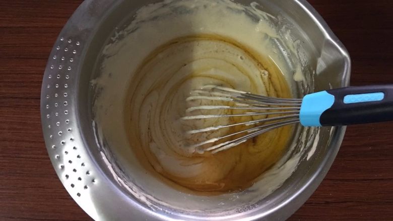 焦糖费南雪,加入冷却至40度左右的焦化黄油，用打蛋器混合均匀