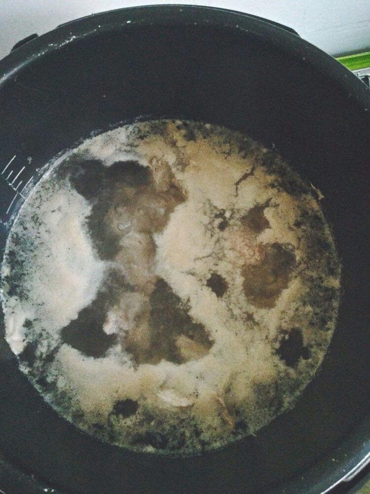 冬瓜海带排骨玉米香菇汤,将排骨煮几分钟