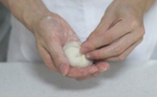 手工冰皮月饼,用冰皮把绿豆馅包起来、收口捏紧