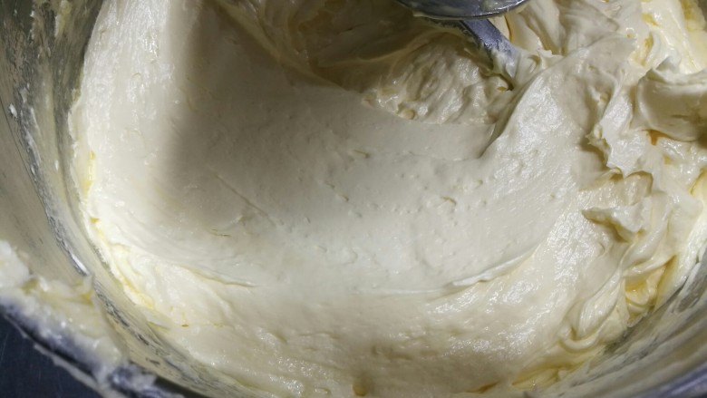 翻糖蛋糕胚的制作方法,打到黄油细腻光滑即可