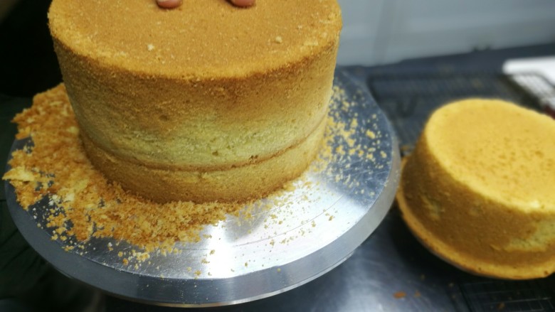 翻糖蛋糕胚的制作方法,蛋糕放在转盘上使用锯齿刀修齐，侧边要垂直光滑。