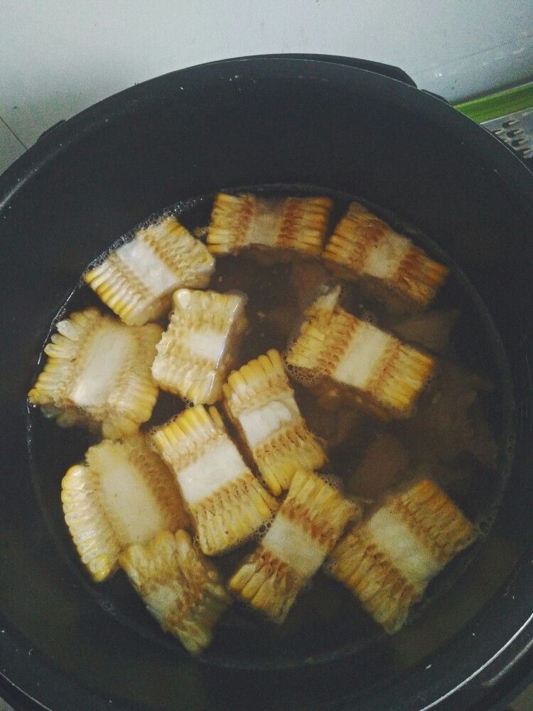 冬瓜海带排骨玉米香菇汤,煮个三分钟后把玉米一股脑地扔进去