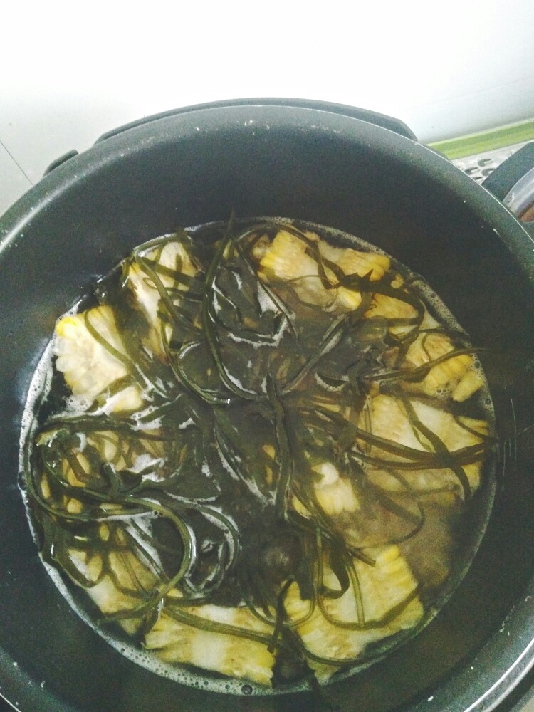 冬瓜海带排骨玉米香菇汤,再煮个四分钟，把海带从水里捞出来，然后高贵傲娇地扔进锅里