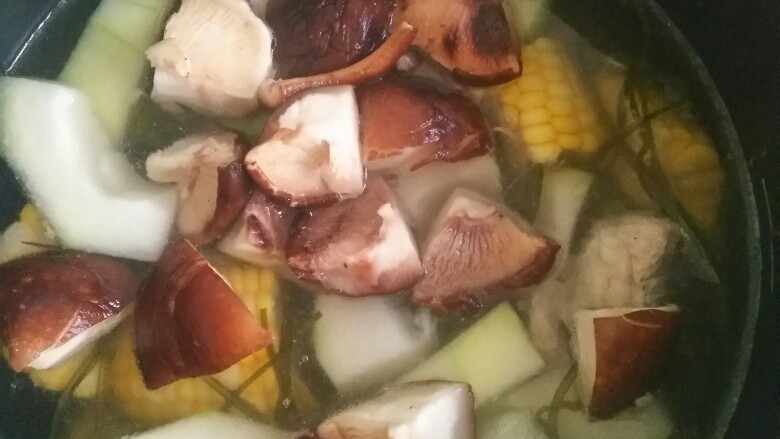 冬瓜海带排骨玉米香菇汤,又是煮个三分钟后把香菇冬瓜都丢进去，最好尝尝汤的味道，根据你的口味再加点盐