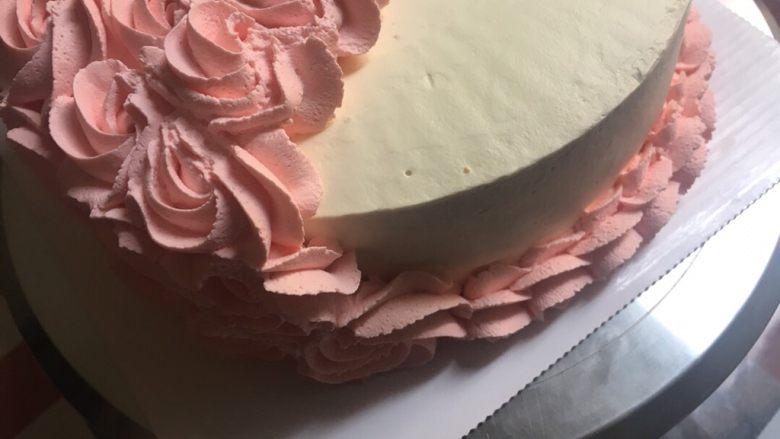 小花裙蛋糕,接着在蛋糕底部裱上花边