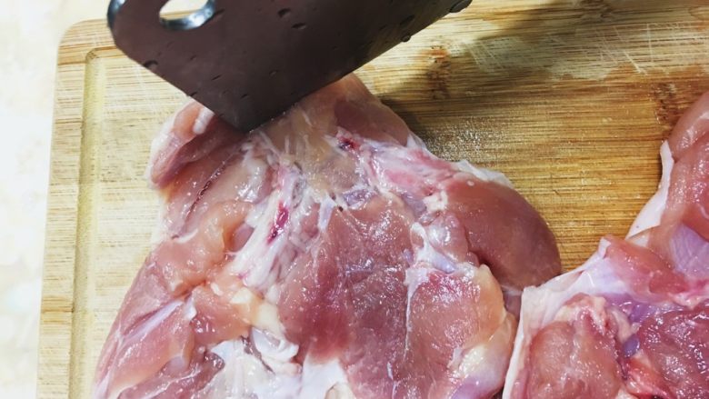 苗栗客家白斬油蔥雞,雞腿去骨並將筋的部分切斷，以防烹煮時肉捲起