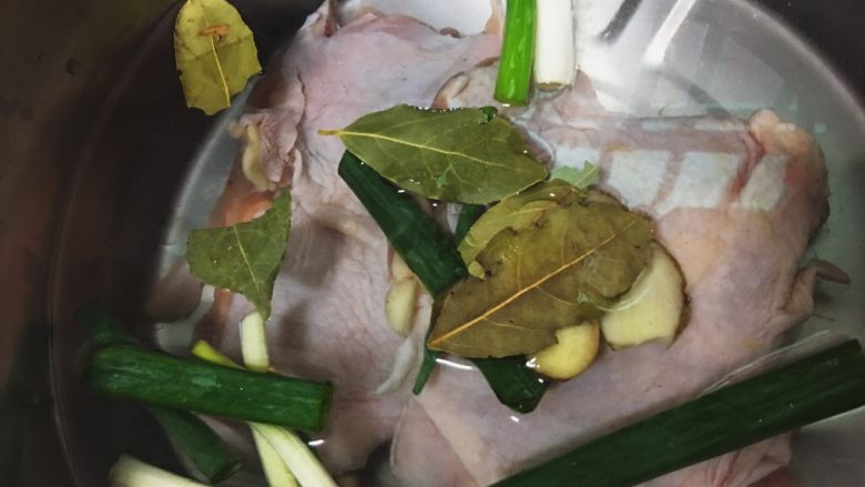 苗栗客家白斬油蔥雞,放入月桂葉可以去腥味，更可以提出雞肉本身的鮮甜度
