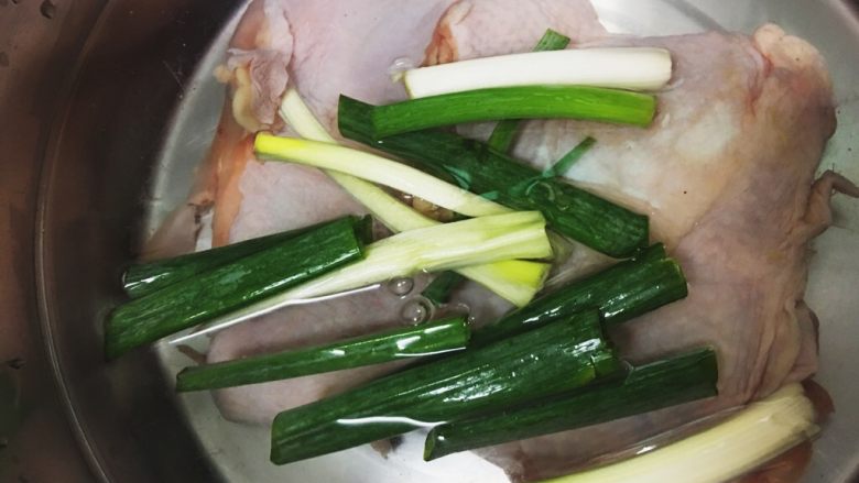 苗栗客家白斬油蔥雞,將步驟3的蔥段放入鍋內