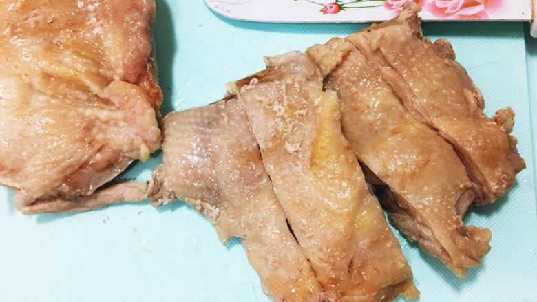 苗栗客家白斬油蔥雞,放涼後的雞腿肉切塊狀