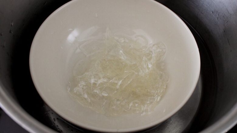 奥利奥夹心牛油果冰淇淋口味雪媚娘,10吉利丁片3克在冷水中泡软后，取出沥干水分，然后隔水加热融化。