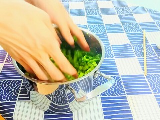 自制酸豆角,也可以用筷子或者直接用洗干净的手去搅拌均匀。