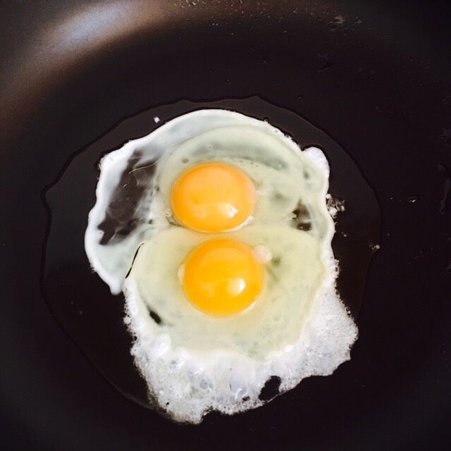 粗粮蛋炒饭,把鸡蛋直接打入锅中
