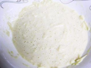 香甜苹果松饼,再加入牛奶搅拌均匀，最终苹果糊浓稠度像稀一点的酸奶。