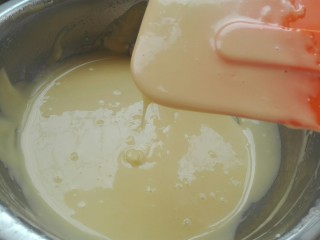 木糖醇蛋糕,将放入蛋黄的搅拌成均匀蛋黄糊