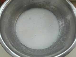 木糖醇蛋糕,牛奶，玉米油，木糖醇20克混合搅拌均匀成乳化状态