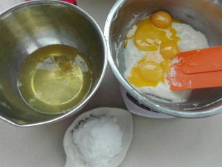 木糖醇蛋糕,蛋白，蛋黄分离，蛋黄放入上述步骤中，蛋白放入无水无油干净盆中