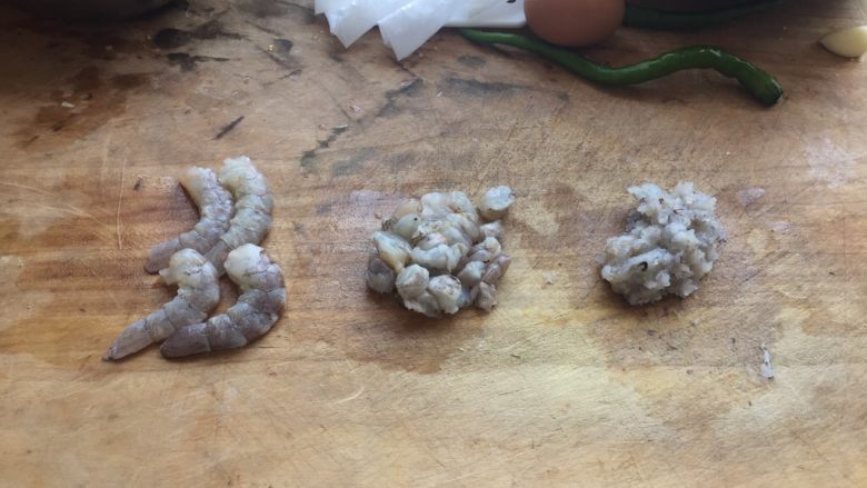 至珍全虾堡,将12只虾分成三份，每份四只
第一份保持整虾不变
第二份切成块状
第三份剁成虾泥