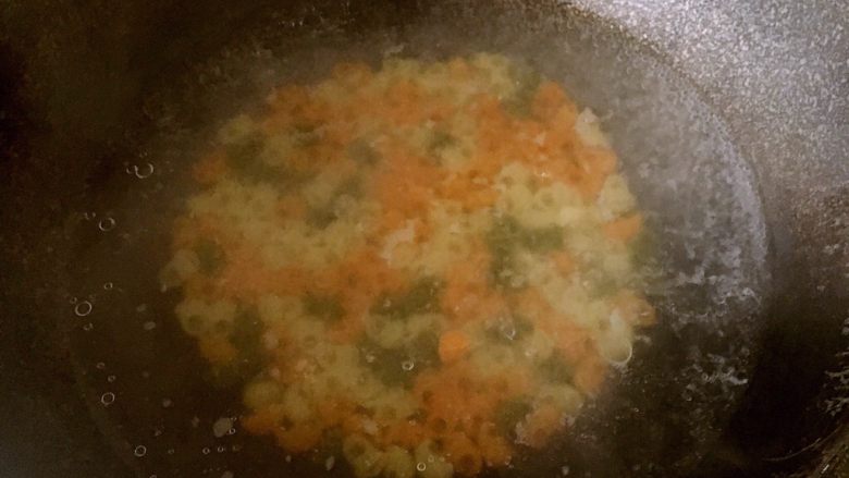 黑胡椒空心粉＋百香果火龙果汁,空心粉比意大利面容易熟一点，大概10-15分钟，根据实际情况判断，如果用意大利面时间比较久，可以先泡半个小时，煮起来快一点。煮面的时间水里加适量盐。