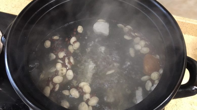 夏日解暑冬瓜白贝汤,准备个汤煲，洗干净豆类下去煮20分钟。大火煮开，小火炖
