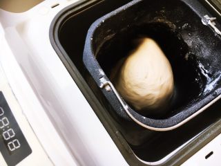 紅豆吐司,后油法除去黃油，先放濕性用料再放粉類干性用料，用面包機揉面20分鐘，最后放軟化黃油再揉20分鐘即可。
