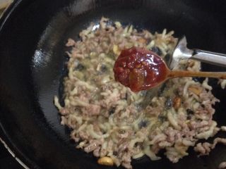 韭菜苔炒肉丝,放入豆瓣酱炒均匀