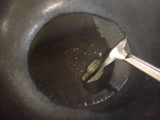 韭菜苔炒肉丝,油锅烧热放油