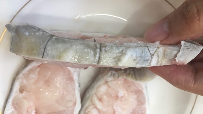 滋补养颜-蒸鳄鱼肉,切1厘米厚，注意别切到手，中间骨头有点难切断