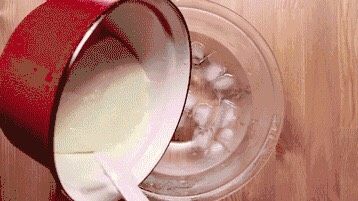 牛奶团子,趁热取出倒入冰水里，利用虎口将混合物整形成团子状