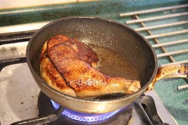 山东烧鸡,起油锅，热油后，鸡皮面朝下放入用油煎炸2分，翻面再炸2分后取出。这只是炸上色，并不需要将鸡肉炸熟。