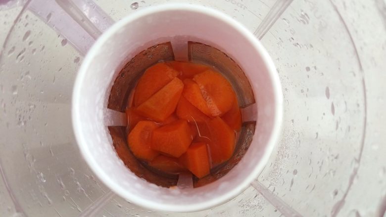 鲜虾胡萝卜面,把胡萝卜放入料理机中，加入适量的水。