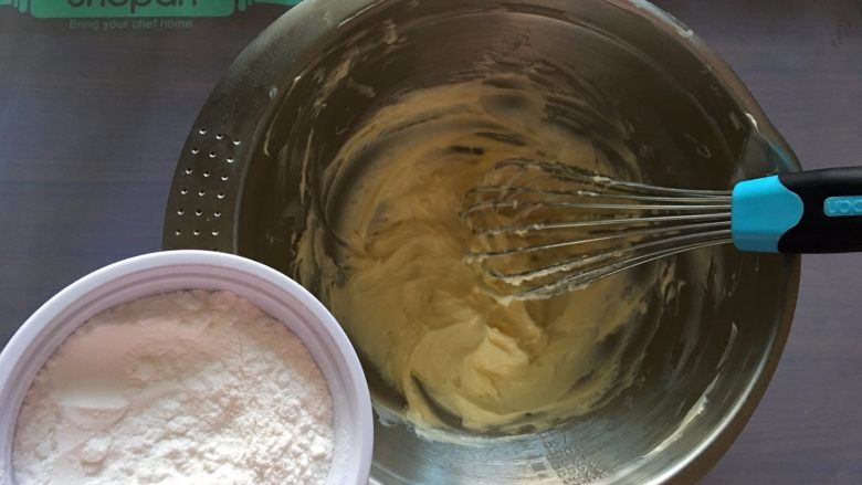 可爱印花饼干,加入糖粉均匀混合，再加入玫瑰盐