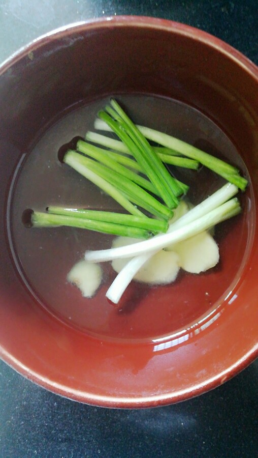 鱼丸干贝汤,浸泡半饭碗葱姜水。