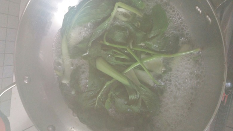 水煮肉片（少油版简易版）,然后放入油菜菠菜煮一会儿，一般水开后三分钟左右捞出用凉水泡一下，沥干水分