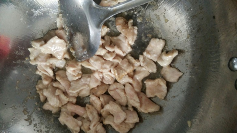 水煮肉片（少油版简易版）,锅中倒油，放入花椒，倒入肉翻炒变色