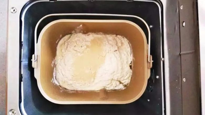 北海道吐司(直接法),将面粉和所有的辅料一起放入面包机桶内，设置和面程序一个。
