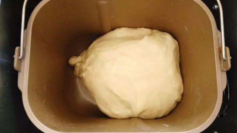 北海道吐司(直接法),将面团收圆后放入面包机内，发到面团2倍大，手指插入面团拔起，洞口回缩不明显即可。
