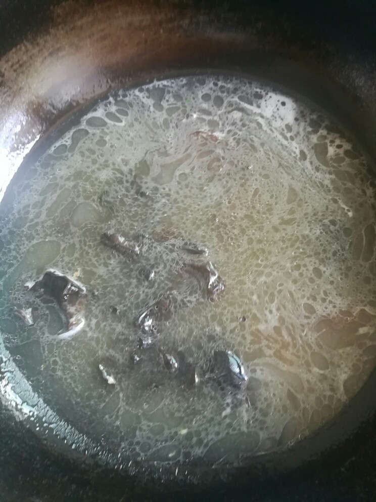 鱼丸干贝汤,锅里倒一大碗干贝肉汤，添一点冷水，加云耳煮五六分钟。