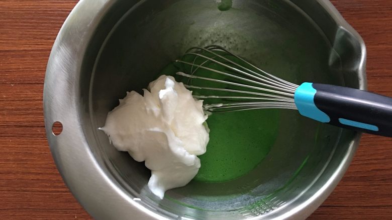 斑斓相思蛋糕,加入1/3分量的蛋白霜，用手动打蛋器翻拌均匀
