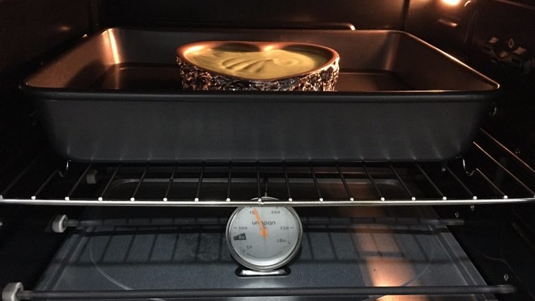 斑斓相思蛋糕,放入预热至150度的烤箱，上下火中层60分钟