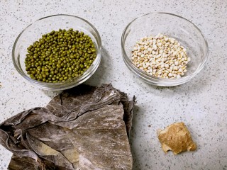 海带绿豆薏米糖水,准备好材料。