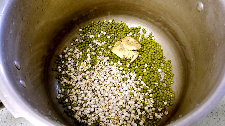 海带绿豆薏米糖水,把绿豆、薏米、生姜倒入高压锅里。