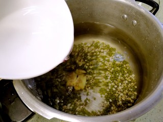 海带绿豆薏米糖水,倒入8满碗清水。