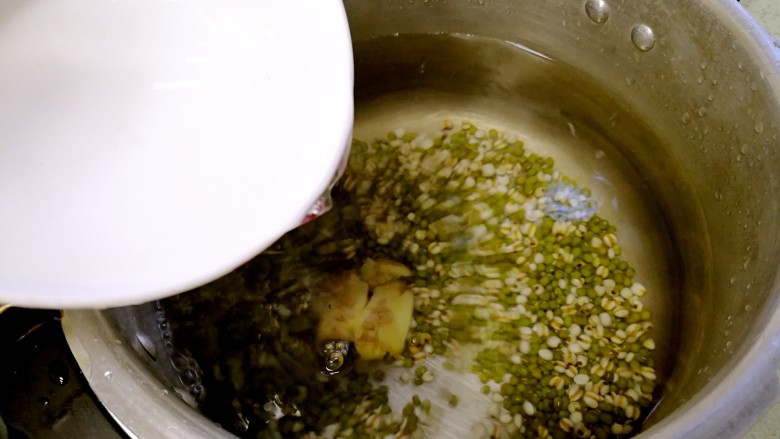海带绿豆薏米糖水,倒入8满碗清水。