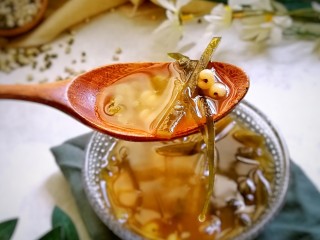 海带绿豆薏米糖水,盛起，趁热喝也可，冷藏后再喝也可。