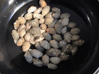 爆炒香辣花蛤～好吃到爆,锅里放适量的清水烧开，花蛤倒进去煮3--5分钟至全部张开
