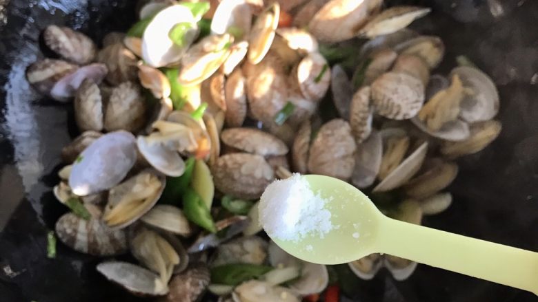 爆炒香辣花蛤～好吃到爆,根据家人口味添加少许盐