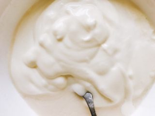 牛油果酸奶冻,再倒入打好的淡奶油搅拌均匀。
